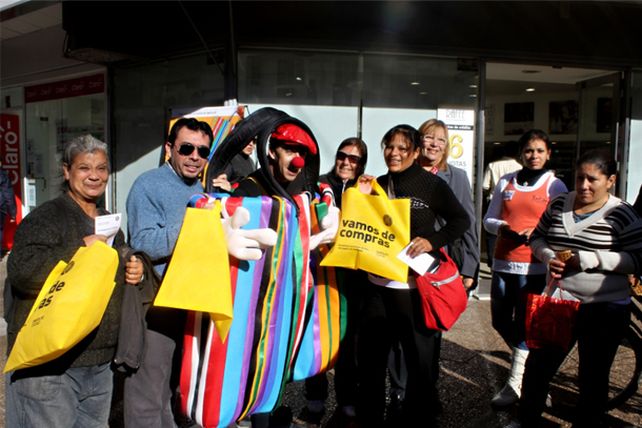 Nueva campaña en la peatonal para reducir el uso de bolsas de plástico