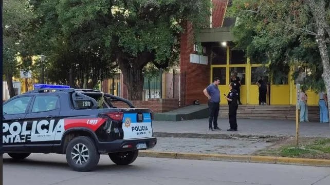 El frente de la escuela de San Cristóbal donde sucedió el ataque.