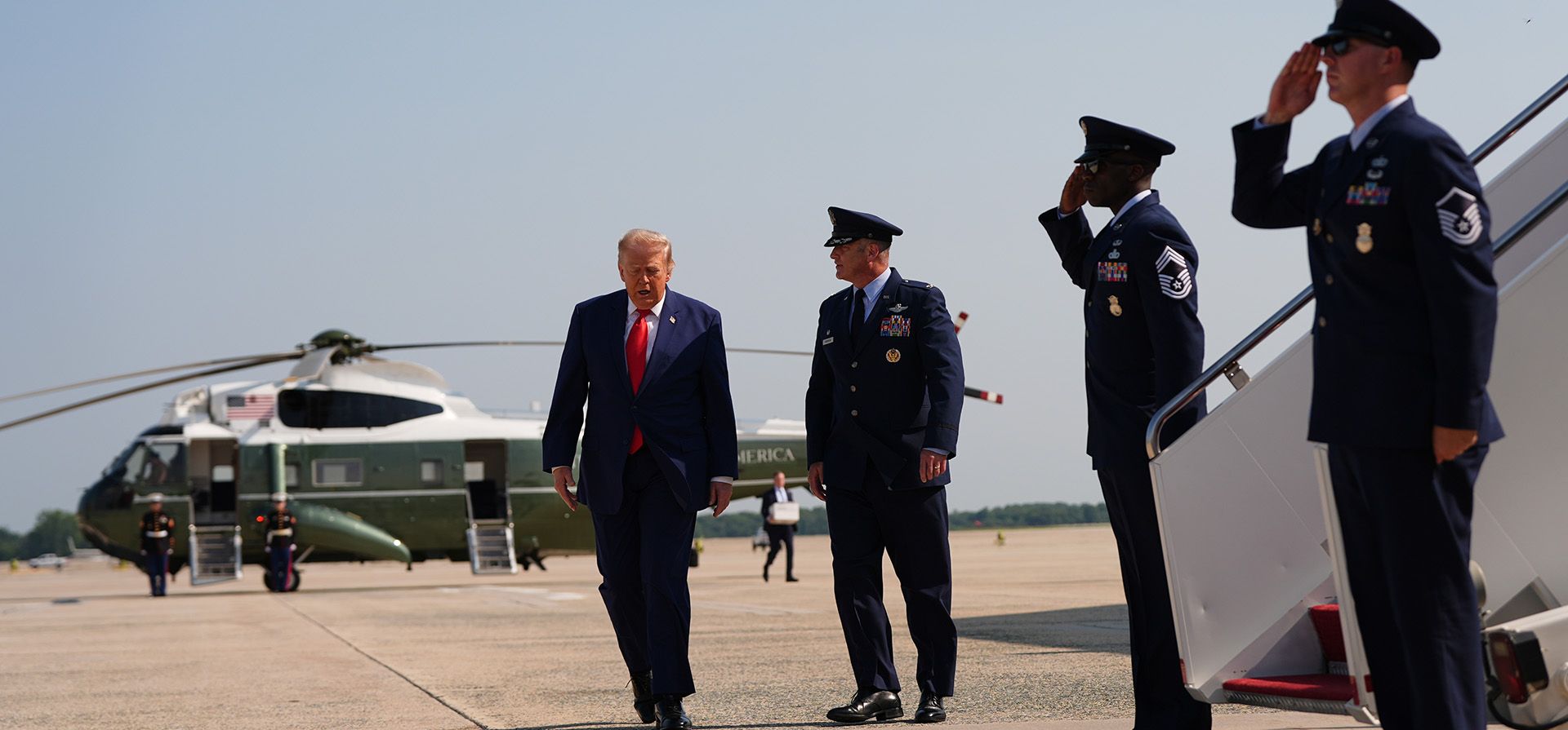 El presidente Donald Trump, es escoltado por el coronel de la Fuerza Aérea Christopher M. Robinson, comandante del 89.º Ala de Transporte Aéreo, a la derecha, desde el Marine One hasta el Air Force One, el miércoles 22 de julio de 2026, en la Base Conjunta Andrews, Maryland. (Foto AP/Julia Demaree Nikhinson) El presidente Donald Trump, es escoltado por el coronel de la Fuerza Aérea Christopher M. Robinson, comandante del 89.º Ala de Transporte Aéreo, a la derecha, desde el Marine One hasta el Air Force One, el miércoles 22 de julio de 2026, en la Base Conjunta Andrews, Maryland. (Foto AP/Julia Demaree Nikhinson)