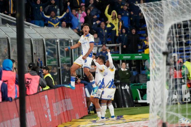 Alejo Veliz lo grita frente a los hinchas