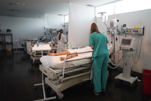 Un médico recién recibido que arranca a trabajar en España puede percibir un ingreso mensual de 3.500 euros