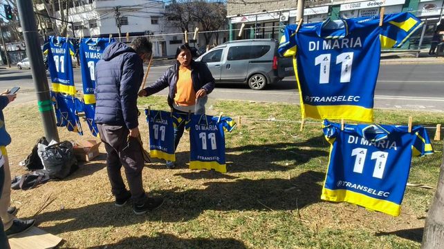 El puesto de Nicolás exhibe las camisetas de Di María. El vendedor volvió a la esquina de Rondeau y Olivé