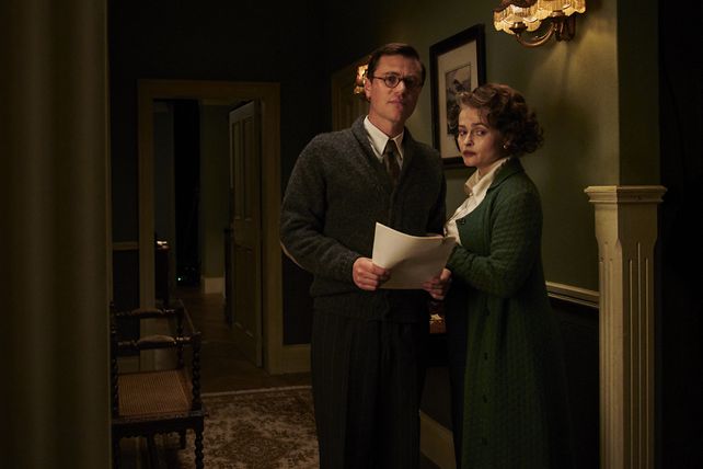 Johnny Flynn y Helena Bonham Carter.