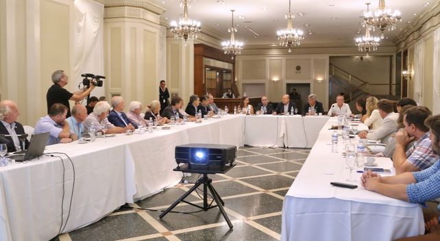 El gobernador se reunió con dirigentes del sector agropecuario en Rosario.