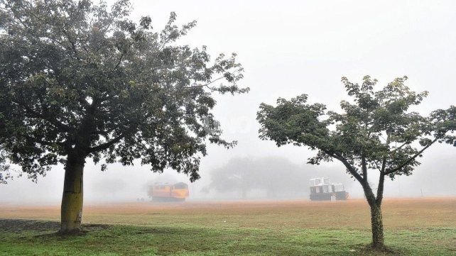La ciudad de Santa Fe atrapada en una densa niebla: qué es este fenómeno y por qué se forma
