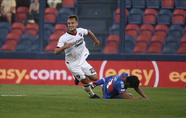 Martino empieza a celebrar el primer gol de Newells sobre Tigre