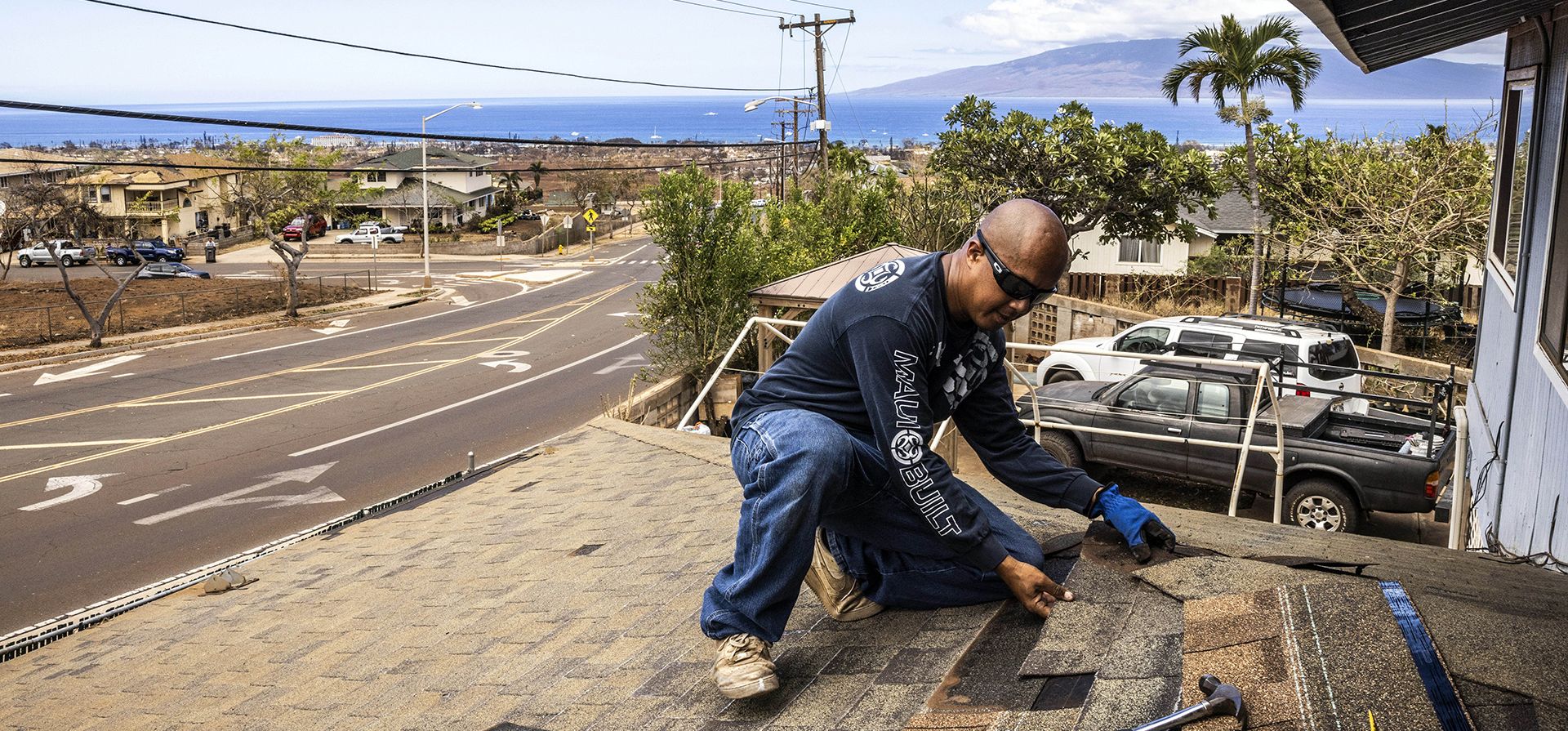 Eliezer Prones repara el techo de su casa en Lahaina, Hawái, el jueves 17 de agosto de 2023. El gobernador de Hawái prometió proteger a los terratenientes locales de ser Eliezer Prones repara el techo de su casa en Lahaina, Hawái, el jueves 17 de agosto de 2023. El gobernador de Hawái prometió proteger a los terratenientes locales de ser