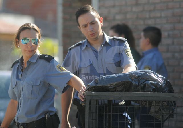 En un canasto. El personal policial constató el lamentable suceso  / Foto: José Busiemi - Uno Santa Fe