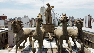 La escultura que representa la Justicia fue instalada en el edificio en 1914. Foto: Celina Mutti Lovera / La Capital