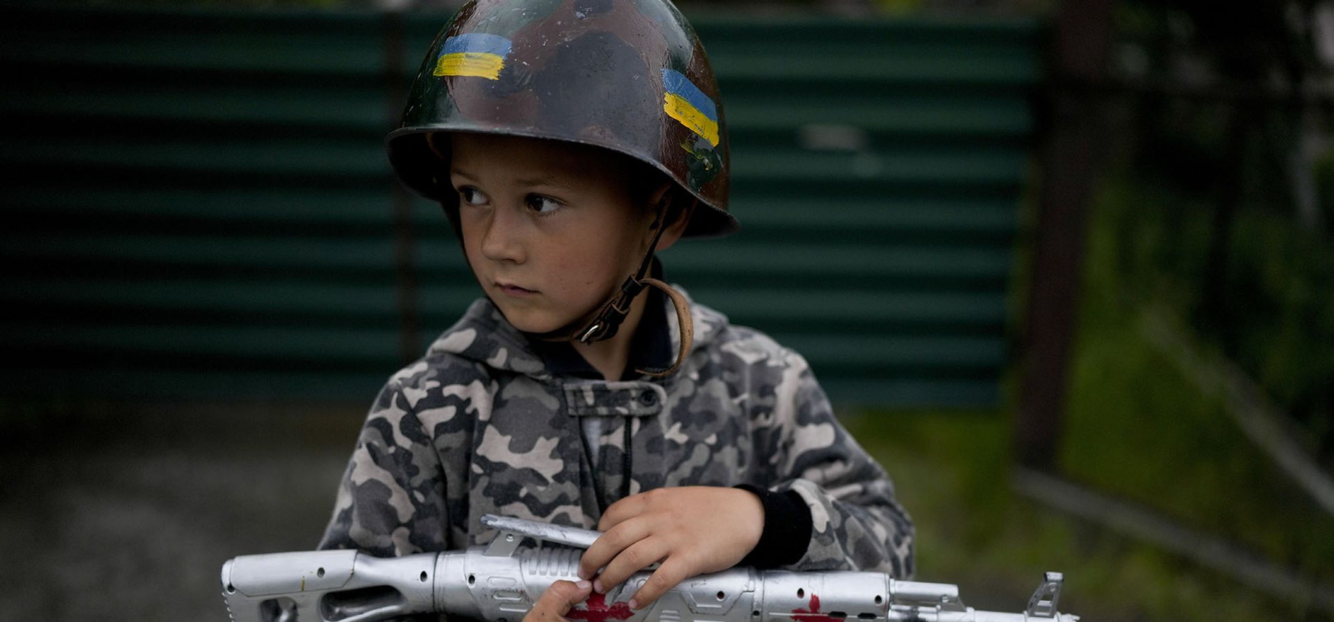 Valik Vladimirovich juega vestido de soldado en Stoyanka, en las afueras de Kyiv.