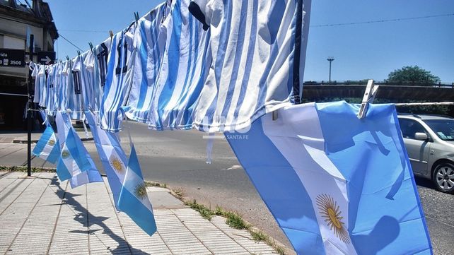 Remeras y banderas. No hubo suba de precios en las horas previas a la gran final del Mundial.&nbsp;