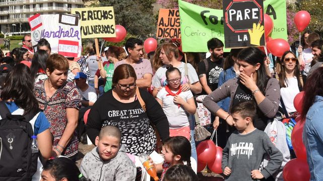 Multitudinaria protesta frente al Monumento contra los recortes en discapacidad