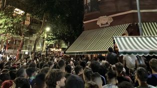 Centenares de fanáticas se apostaron frente a la parrilla para tratar de ver a Lionel Messi.