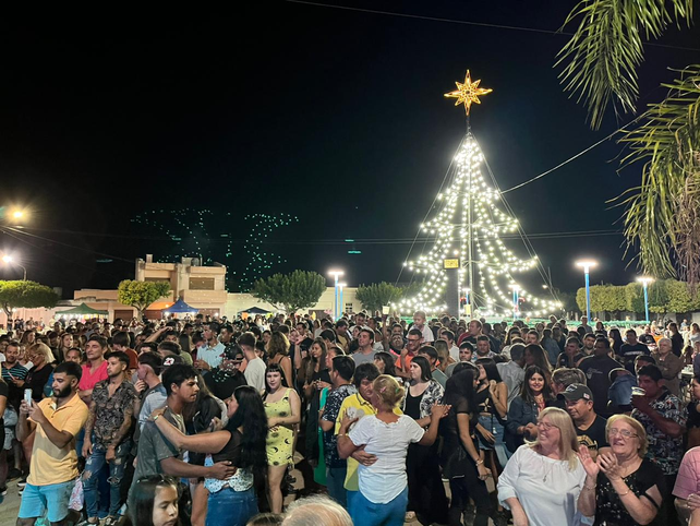 La fiesta del arobolito en Chovet es un emblema regional. Anoche se congregó una multitud de visitantes.
