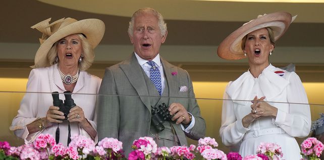 El rey Carlos III de Gran Bretaña junto a Camilla, la reina consorte, y Sophie, duquesa de Edimburgo.