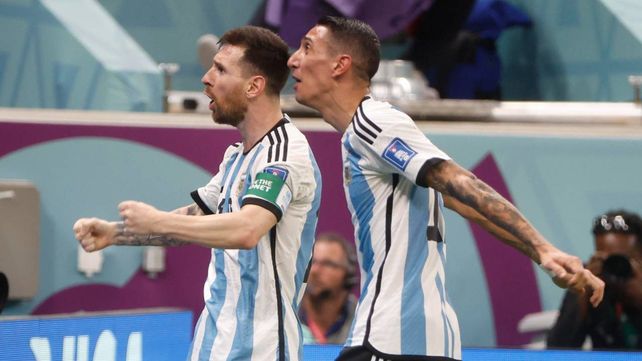 Angel Di María festeja con Messi el primer gol de Argentina