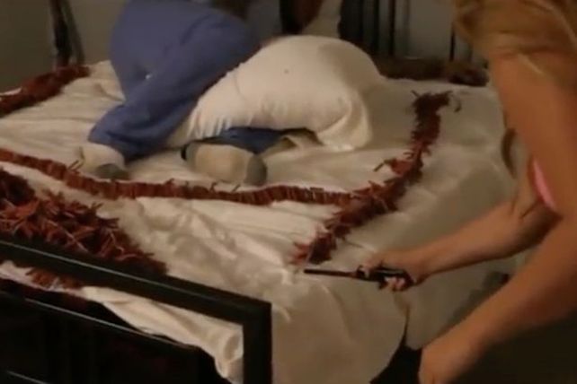 Se le fue la mano: la terrible broma que le hizo una chica a su novio con petardos