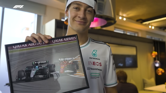 Charles Leclerc le regaló un cuadro de su sobrepaso a George Russell.