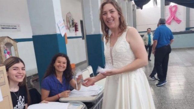 En Mendoza una mujer fue a votar después de su fiesta de casamiento. Viviana Rosa Olivari llegó temprano a la escuela San Vicente de Paul para votar