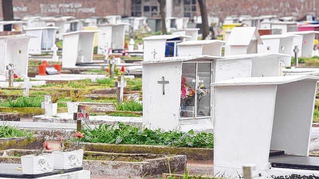 muchos problemas. Hay escasez de tierras y no se puede inhumar a quienes no tienen recursos económicos.