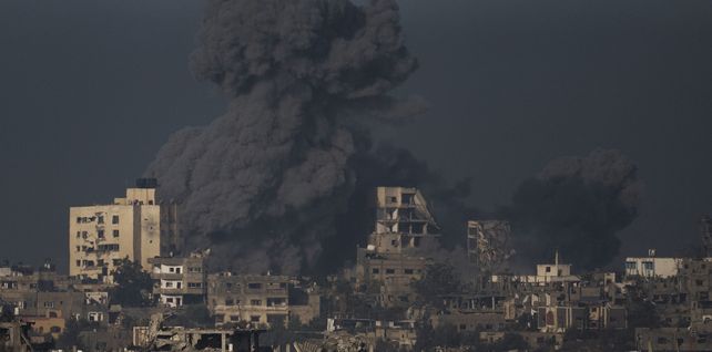 El humo se eleva tras un bombardeo israelí en la Franja de Gaza, visto desde el sur de Israel, el jueves 23 de noviembre de 2023. (Foto AP/Leo Correa)