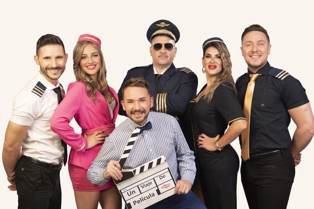 El productor y director Manuel Cansino y Juan Junco (centro) junto a parte del elenco.