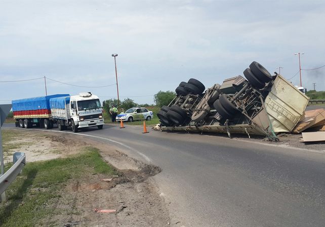 Volcó el acoplado de un camión en la Circunvalación Oeste