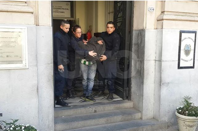 El delincuente que quiso robar la moto del frente de una cadetería del microcentro.