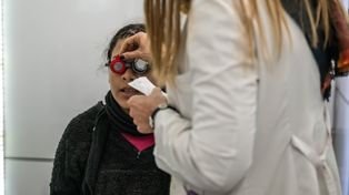 El programa de entrega de lentes tiene como población objetivo a personas con problemas de refracción ocular, ametropías e hipermetropías.&nbsp;