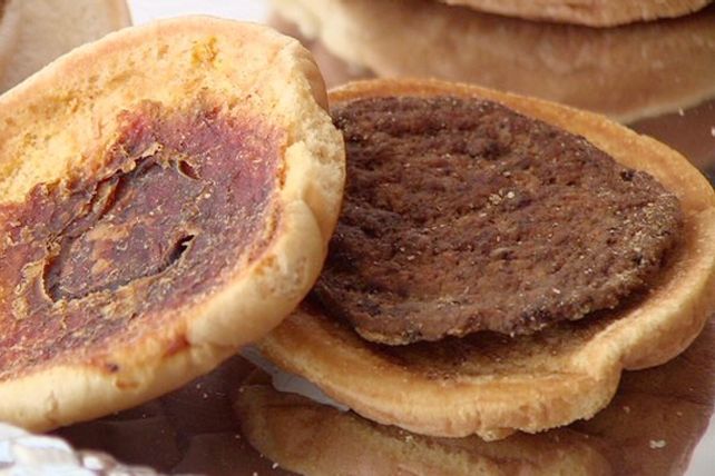 Encuentran en perfecto estado una hamburguesa de hace 14 años