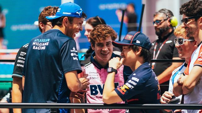Franco Colapinto, con la pilcha de Alpine, junto a Alex Albon y Yuki Tsunoda.