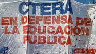 Docentes van a una reunión