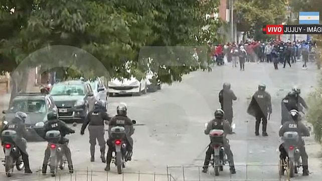 La policía de Jujuy reprime la protesta de manifestantes en la Legislatura donde se hacía la jura de la nueva Constitución. Morales apuntó al Gobierno nacional