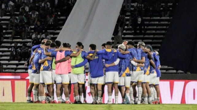 Listos par salir a la cancha. Los jugadores de Rosario Central y la arenga en el Mario Kempes antes de enfrentar a Talleres