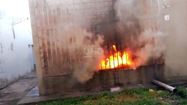 El incendio se produjo en el patio interno de la comisaría