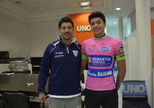 El paranaense (derecha) junto al detector de talentos en el ciclismo