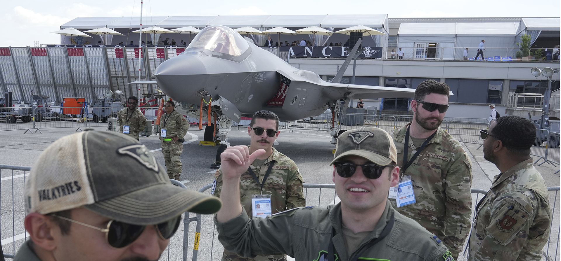 Soldados estadounidenses junto a un caza F-35A en exhibición en el Salón Aeronáutico de París, el lunes 16 de junio de 2025, en Le Bourget, al norte de París. (Foto AP/Michel Euler) Soldados estadounidenses junto a un caza F-35A en exhibición en el Salón Aeronáutico de París, el lunes 16 de junio de 2025, en Le Bourget, al norte de París. (Foto AP/Michel Euler)