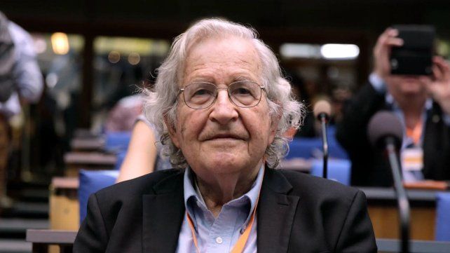 En medio de rumores sobre su muerte, dieron de alta a Noam Chomsky