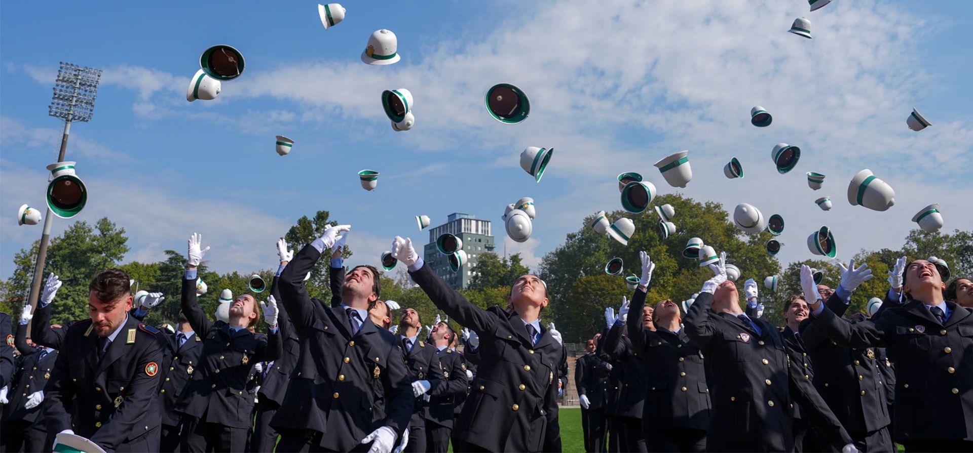 Los nuevos agentes celebran su presentación en una ceremonia conmemorativa del 166.º aniversario de la fundación de la Policía Local de Milán, Milán, Italia. Fotografía: Claudio Furlan/LaPresse/Shutterstock Los nuevos agentes celebran su presentación en una ceremonia conmemorativa del 166.º aniversario de la fundación de la Policía Local de Milán, Milán, Italia. Fotografía: Claudio Furlan/LaPresse/Shutterstock