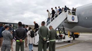 Llega el primer vuelo con argentinos deportados de Estados Unidos: la mitad, sin antecedentes