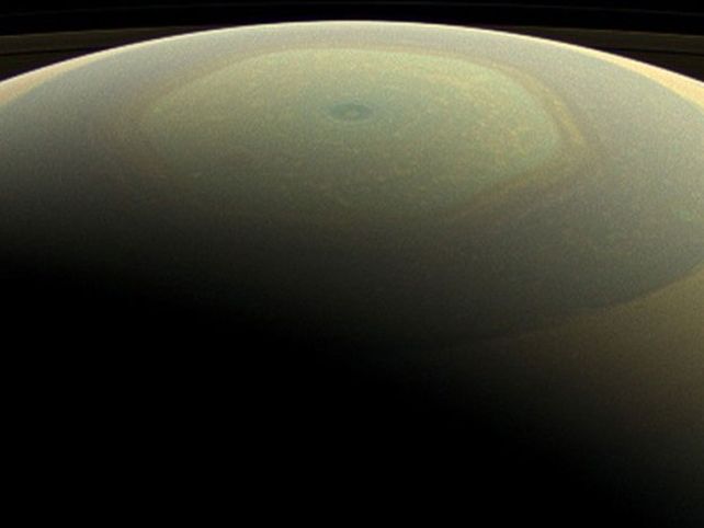 Las primeras imágenes a todo color de Saturno y sus lunas