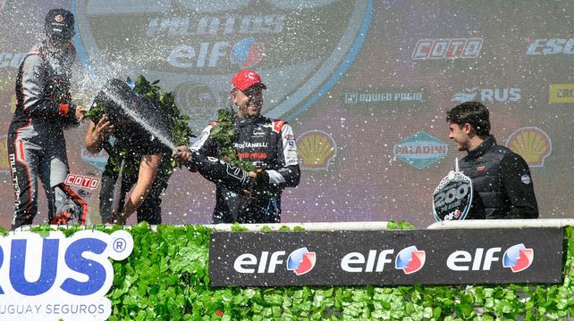Ever Franetovich celebra en el podio de Buenos Aires su tercer puesto en la Clase 3 del Turismo Nacional. Estaba para pelear el triunfo pero un neumático lo condicionó. Ahora se viene Rosario.