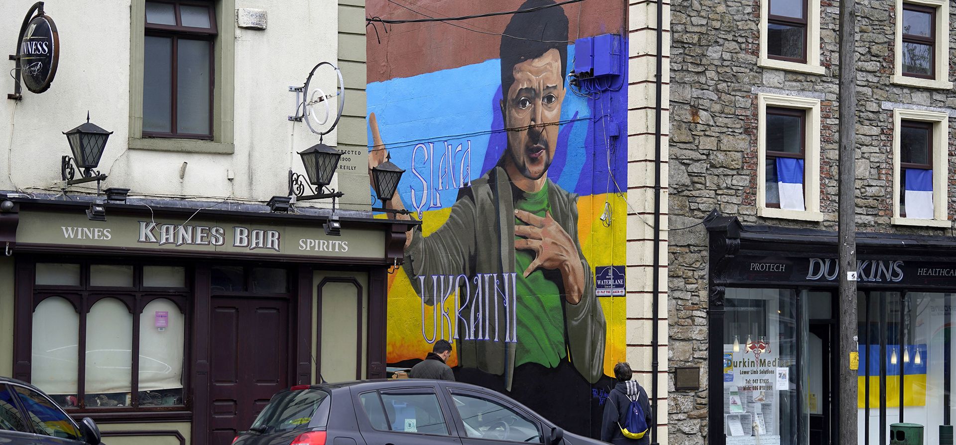 La gente mira un mural del presidente de Ucrania, Volodymyr Zelenskyy, realizado por el artista Phil Atkinson en Granard, condado de Longford, Irlanda, el martes 5 de abril de 2022.