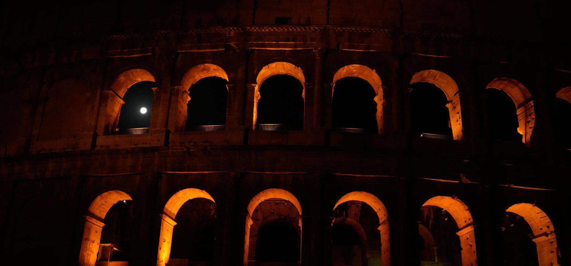 La luna se pone detrás del Coliseo durante un eclipse lunar parcial en Roma, el viernes 28 de agosto de 2026. (Foto AP/Gregorio Borgia) La luna se pone detrás del Coliseo durante un eclipse lunar parcial en Roma, el viernes 28 de agosto de 2026. (Foto AP/Gregorio Borgia)