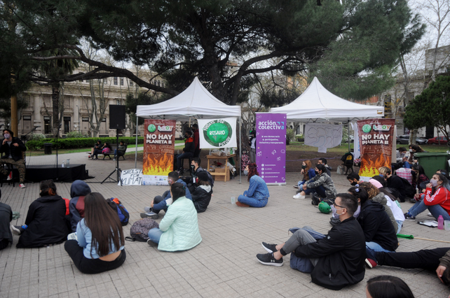 Jóvenes de todo el país asistieron a la apertura de la Cumbre Climática en la olaza San Martín.