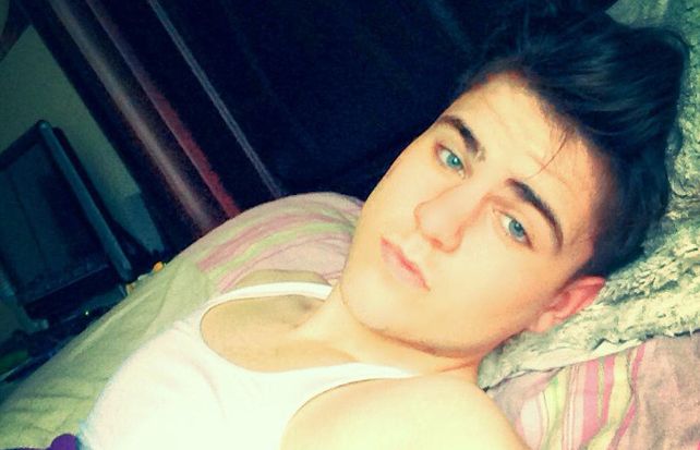 La historia secreta del chico de ojos claros que enamora a las teenagers en Facebook