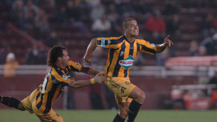 De tiro libre. Pablo Lima convirtió el ultimo gol canalla por esa vía ante Lanús en 2009.