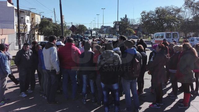 Vecinos de Villa del Parque cortaron el tránsito en reclamo de mejoras en su barrio
