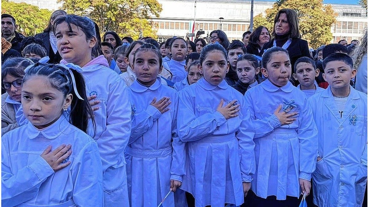 Día de la Bandera: emotiva promesa de cientos de alumnos en Plaza Mansilla