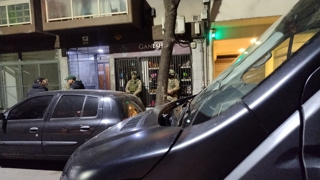 Personal de PDI y de la TOE en uno de los domicilios allanados por las amenazas a Di María.&nbsp;visibility